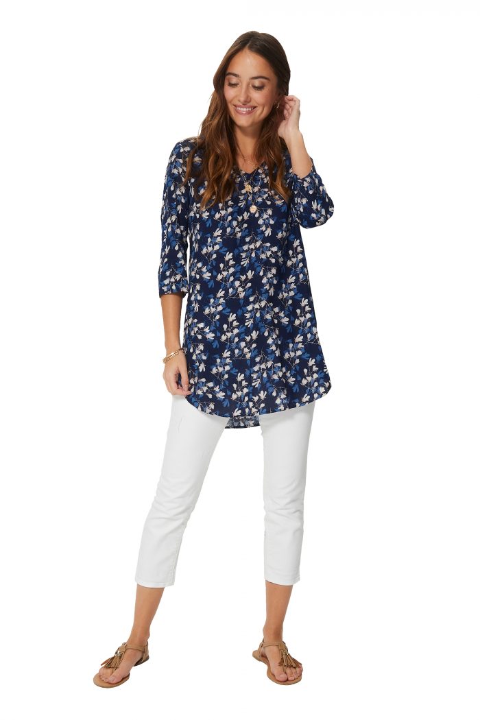 Blouse longue bleue marine à fleurs blanches et bleues - CHV0101B – Image 1